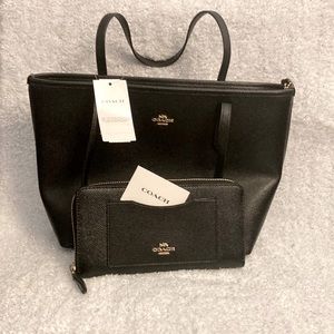 NWT Gold/Black COACH city zip tote bag with matching wallet! 🤩. Bonus! Charm 💎